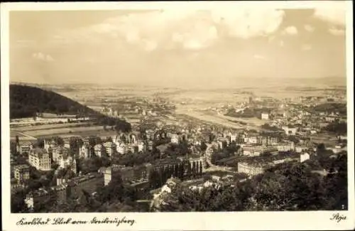 Ak Karlovy Vary Karlsbad Stadt, Blick vom Dreikreuzberg auf Ort