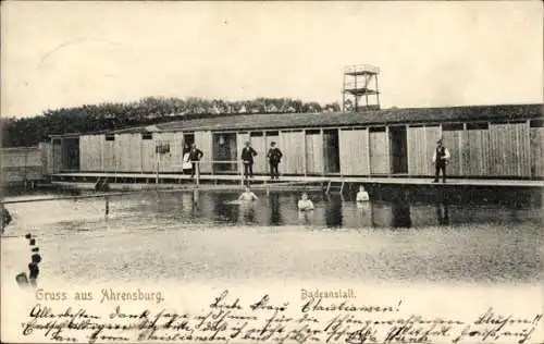 Ak Ahrensburg in Holstein, Gruß aus  Badeanstalt, Personen am Wasser, Holzgebäude