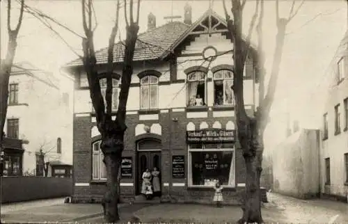 Foto Ak Ahrensburg in Holstein, Molkerei-Genossenschaft, Verkauf von Milch in Gläsern