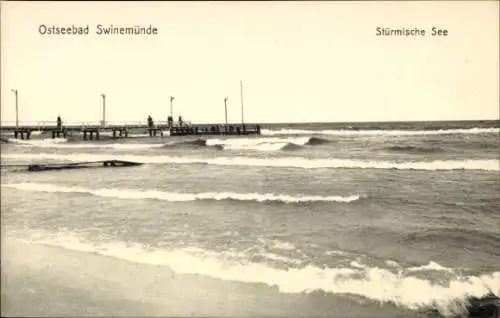 Ak Świnoujście Swinemünde Pommern, Ostseebad  stürmische See, Holzsteg, Wellen