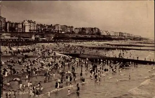 Ak Brighton East Sussex England, Strandansicht, viele Menschen, Stadt im Hintergrund