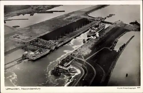 Ak Ijmuiden Velsen Nordholland Niederlande, Luftaufnahme von  Noordersluis, Schiffe im Kanal