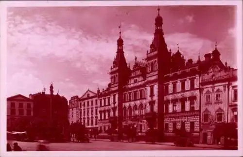 Ak Pardubice Pardubitz Stadt, Rotes Gebäude mit Türmchen, Stadtplatz, Wolken
