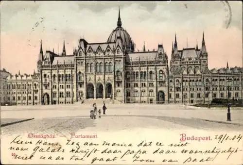 Ak Budapest Ungarn, Parlamentsgebäude, ungarische Architektur, Menschen auf dem Platz