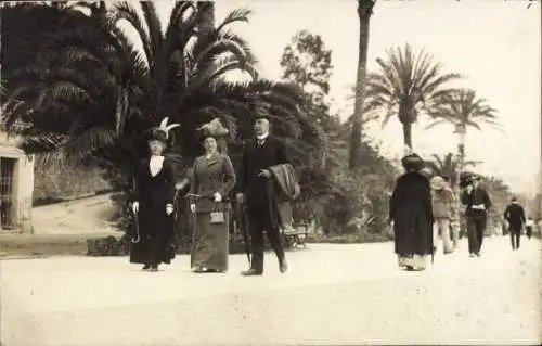 Ak San Remo Ligurien, Frauen und Männer in eleganter Kleidung, Palmen, Promenade,  Atmosphäre