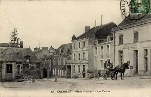 Ak Chemillé Maine et Loire, Platz Urbain II, Les Postes, Pferd mit Wagen,  Architektur
