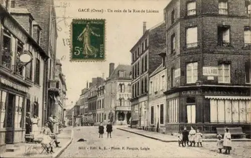 Ak Gacé Orne, Straße von Gacé, Häuser, Fußgänger,  