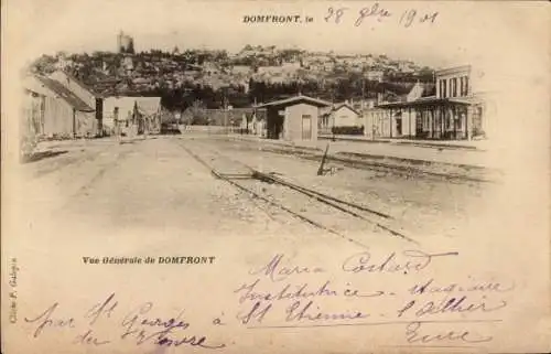 Ak Domfront Orne, Horizontansicht, Stadtansicht, Schienen im Vordergrund, Häuser rechts, Hügel im