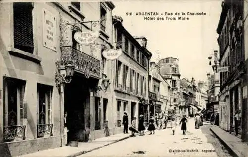 Ak Argentan Orne, Hotel Trois Marie, Rue de la Chaussée, Straßenansicht, Geschäfte