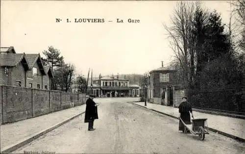 Ak Louviers Eure, Bahnhof, Straßenansicht, Menschen, Schubkarre,  Architektur