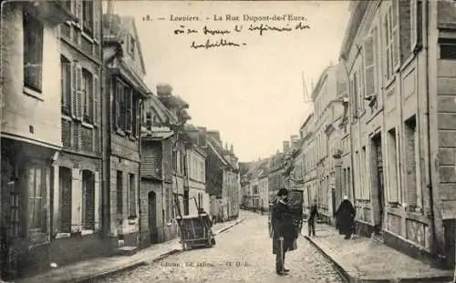 Ak Louviers Eure, Straße mit Pflastersteinen, Wohnungen, ein Mann im Vordergrund