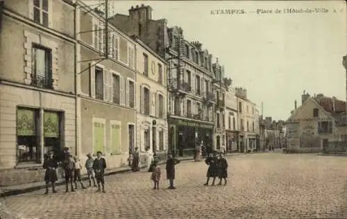 Ak Étampes Essonne, Platz mit Gebäude, Kinder auf der Straße,  Architektur