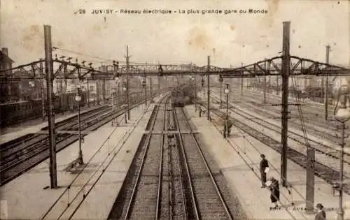 Ak Juvisy Essonne, Riesige Gleisanlage, elektrisches Netz, Bahnhof, Menschen