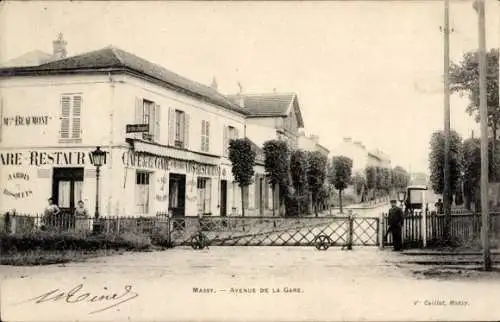 Ak Massy Essonne, Avenue de la Gare,  Gebäude mit Gastronomiebetrieb, Straßenansicht