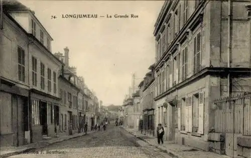 Ak Longjumeau Essonne, Straße in  Häuserzeile, Personen auf der Straße