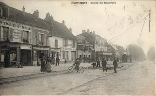 Ak Montlhéry Essonne, Station des Tramways, Häuser, Straßenbahn-Schienen, Personen, Fahrrad