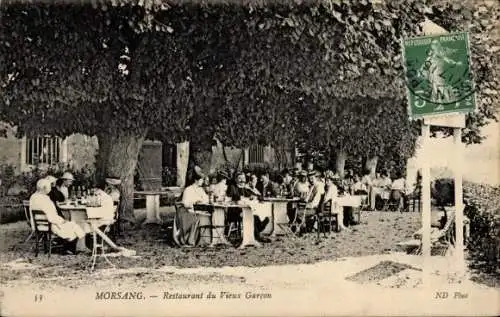 Ak Morsang sur Orge Essonne, Restaurant du Vieux Garçon, Tische im Freien, Bäume im Hintergrund