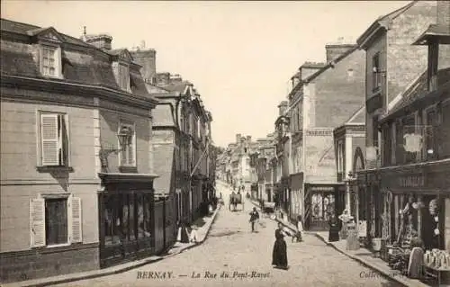 Ak Bernay Eure, La Rue du Pont-Ravel,  Straße, Stadtansicht, Personen, Geschäfte