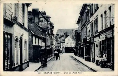 Ak Bernay Eure, Schmale Straße mit Häusern, Pferdetransport,  Architektur
