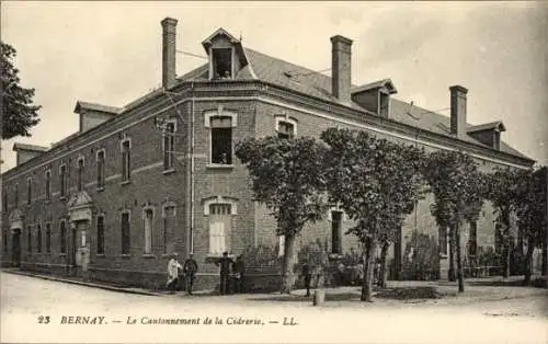 Ak Bernay Eure, Cider-Kommando, Gebäude, Bäume, Menschen,  Ansicht