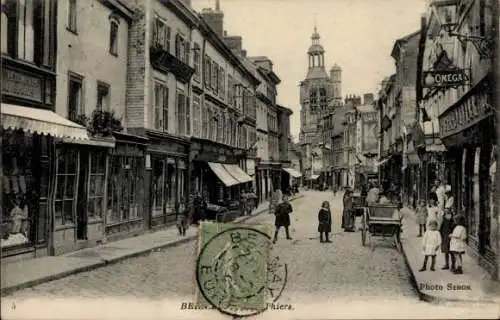 Ak Thiers Puy de Dôme, Straße in  Häuserzeile, Turmgebäude, Menschen, Karren