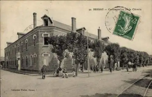 Ak Bernay Eure, Historische Gebäude, Bäume, Menschen, Straße, Cidrerie