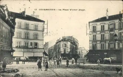 Ak Courbevoie Hauts de Seine, Le Place Victor Hugo, Pferde,  Gebäude, Menschen auf der Straße