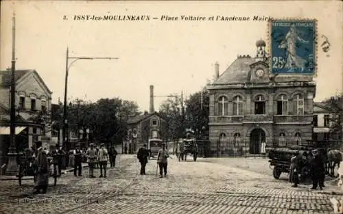 Ak Issy les Moulineaux Hauts de Seine, Place Voltaire et Ancienne Mairie