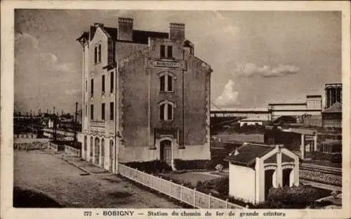 Ak Bobigny Seine Saint Denis, Bahnhof   mit Industriearchitektur, Zugverkehr