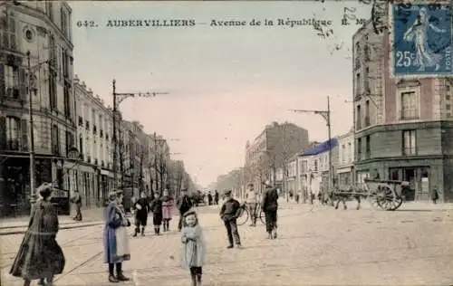Ak Aubervilliers Seine Saint Denis, Avenue de la République, Personen auf der Straße,  Szenerie