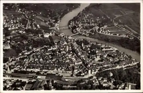 Ak Schaffhausen am Rhein Schweiz, Luftaufnahme von  Stadtansicht, Flusslandschaft