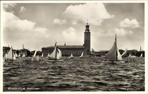Ak Stockholm Schweden, Stadshuset, Segelboote auf dem Wasser, Wolken am Himmel