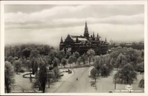 Ak Djurgården Stockholm Schweden, Nordiska Museet, s Gebäude, Schnee, Bäume, Straßenansicht