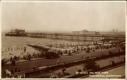 Ak Brighton East Sussex England, Palace Pier, Sands, Menschenmengen, Meer,  Aufnahme