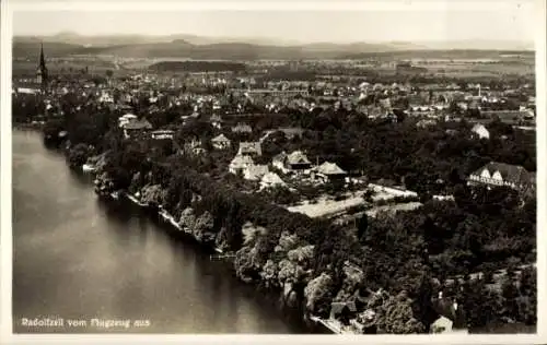 Ak Radolfzell am Bodensee, Luftaufnahme von  Bodensee, grün, Bäume, Häuser, Kirche