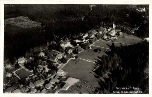 Ak Schierke Wernigerode am Harz, Fliegeraufnahme des Ortes, Kirche, Wald