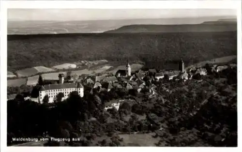 Ak Waldenburg in Sachsen, Luftaufnahme von  Schloss, Häuser, Wald, Landschaft