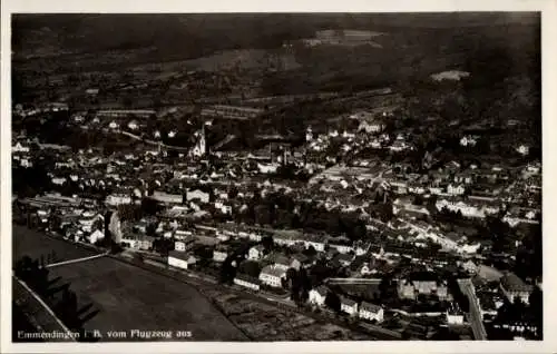 Ak Emmendingen im Breisgau Baden, Luftaufnahme von  Stadtansicht, Bäume, Häuser, Kirche