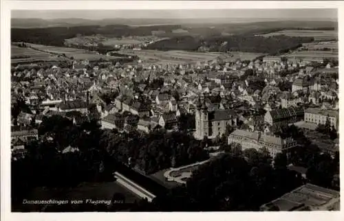 Ak Donaueschingen im Schwarzwald, Luftaufnahme von  Stadtansicht, viele Gebäude, Landschaft