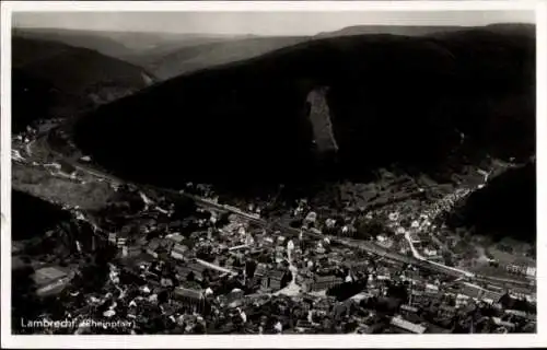 Ak Lambrecht in der Pfalz, Luftaufnahme von  Rheinpfalz, bergige Umgebung, Wohnhäuser