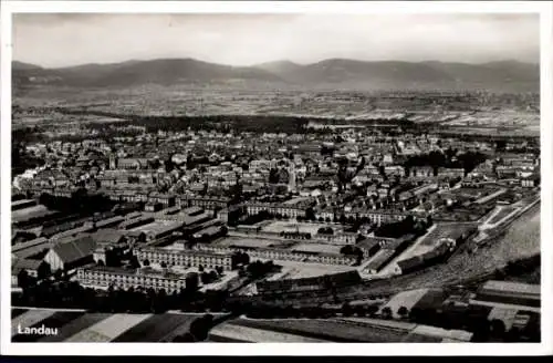 Ak Landau in der Pfalz, Luftaufnahme von  Stadtansicht, Berge im Hintergrund