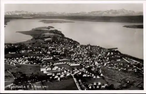 Ak Radolfzell am Bodensee, Luftaufnahme von Radolfzell, Bodensee, Bergkette im Hintergrund