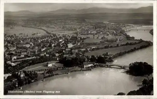 Ak Rheinfelden in Baden, Luftaufnahme von Rheinfelden, Flusslandschaft, Gebäude, Berge