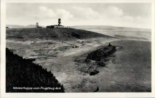 Ak BERG WASSERKUPPE befindet sich in Gersfeld, Luftaufnahme der  Gebäude, Aussichtsturm, Landscha