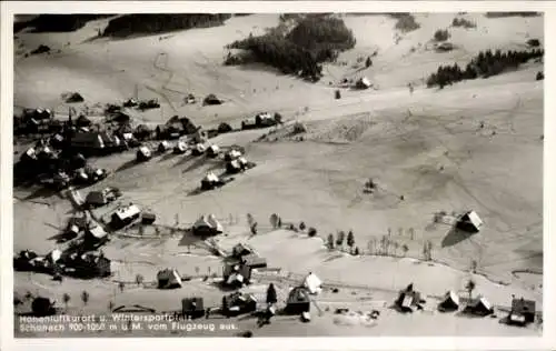 Ak Schonach im Schwarzwald, Luftaufnahme von  Wintersportplatz, Hohenluftkurort, schneebedeckte L