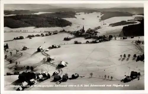 Ak Schönwald im Schwarzwald, Vogelperspektive des Wintersportplatzes, schneebedeckte Landschaft, 