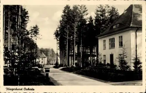 Ak Oschatz in Sachsen, Fliegerhorst, Straße, Gebäude