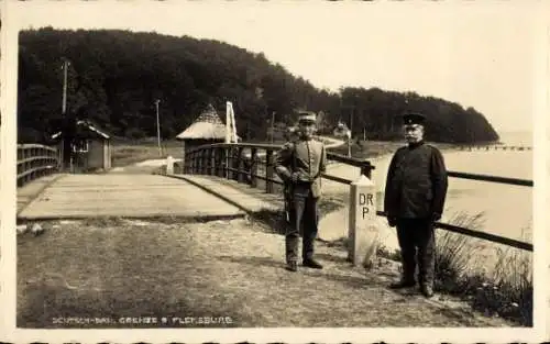 Ak Flensburg in Schleswig Holstein, Zwei Männer in Uniform, Brücke, Grenzstein, Fluss