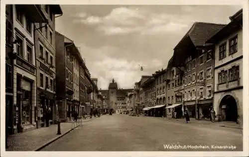 Ak Waldshut Tiengen am Hochrhein, Kaiserstraße in  Straßenansicht, Gebäude,  