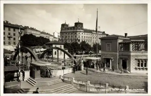 Ak Sušak Sussak Kroatien, Brücke,  Gebäude, Menschen auf der Straße